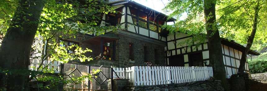 Altes Jagdhaus Wegseite